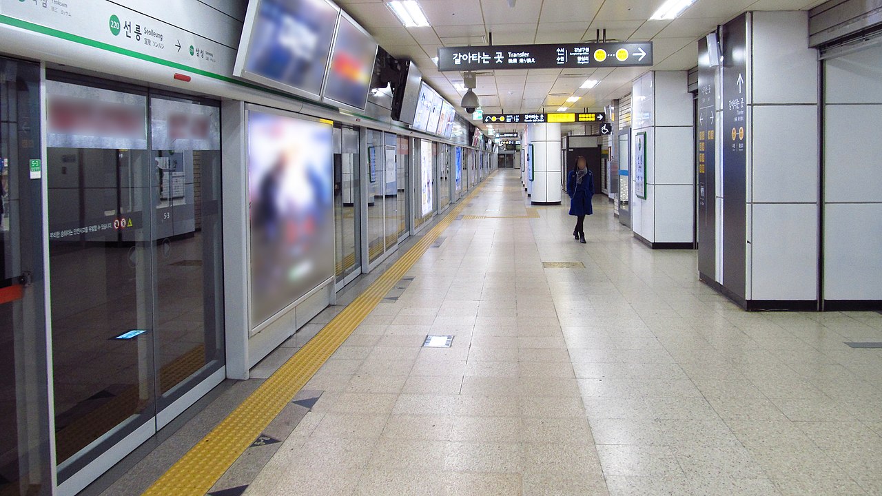 Seoul metro 220 Seolleung station platform